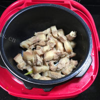 简单易学的美味电饭煲酱香五花肉做法图解13)