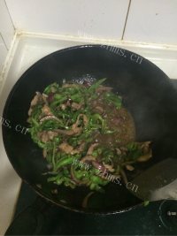 质嫩爽口的青椒炒肉做法图解7)