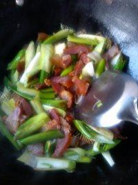很有食欲的大葱炒腊肉做法图解9)