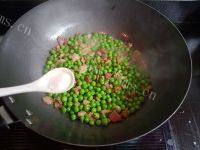 家常的香肠豌豆焖饭做法图解9)