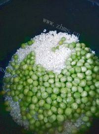 美味的香肠豌豆饭做法图解3)