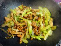 豆干炒芹菜自制做法图解7)