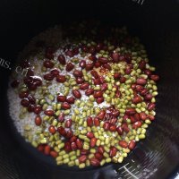 双豆小米粥做法图解2)