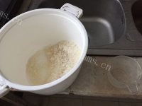 回味无穷的腊肠蒸米饭做法图解2)
