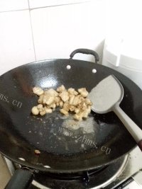 家常菜五花肉炒辣椒做法图解3)