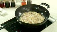 美味的金针菇瘦肉汤做法图解3)