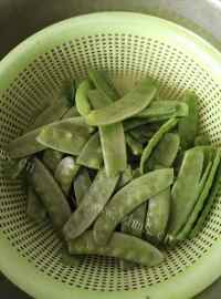 香飘十里的蒜香荷兰豆做法图解1)