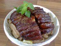色泽不错的土豆扣肉