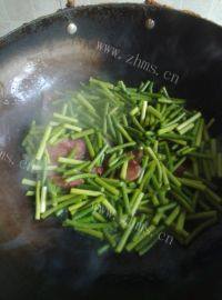 家常菜蒜苔炒腊肠做法图解4)
