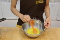 美味的法式焦糖布蕾做法图解4)