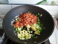 香气浓郁的辣白菜炒饭做法图解6)