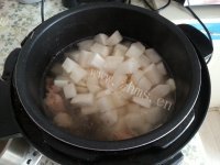美味佳肴般的牛肉炖萝卜做法图解6)