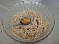 味道香醇的油泼金针菇做法图解8)
