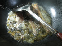 美味的酸菜煮小黄鱼的做法图解六