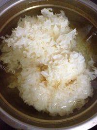 味道不错的银耳雪梨糖水做法图解11)