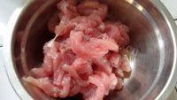 家常菜甜椒炒肉做法图解3)