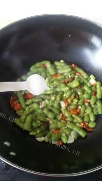 下酒菜辣炒毛豆做法图解9)