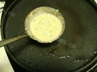 美味的鸡蛋青菜豆渣饼做法图解6)