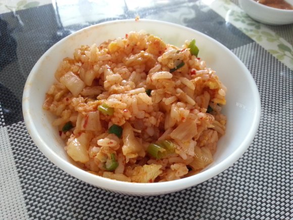 香气浓郁的辣白菜炒饭