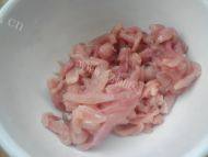 家常菜香菜炒肉丝做法图解2)