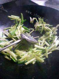 家常菜芹菜炒肉做法图解3)