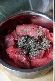黑椒茭白牛柳做法图解1)