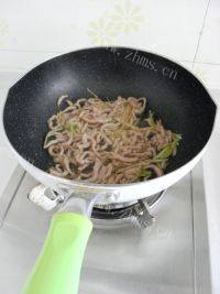家常菜黑豆苗炒肉丝做法图解4)
