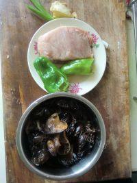 家常菜木耳小炒肉做法图解1)