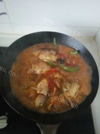 美味的酱炖鲫鱼做法图解9)