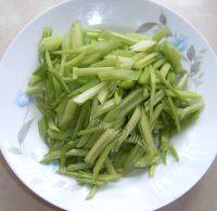 家常菜芹菜炒豆腐干做法图解1)
