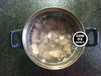 美味的白萝卜排骨汤做法图解2)