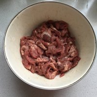 好吃的葱爆羊肉做法图解2)