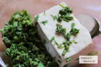 美味的香椿拌豆腐做法图解3)