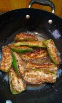 家常菜虎皮尖椒酿肉做法图解8)