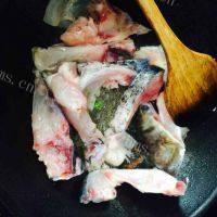 家常菜鱼头炖豆腐做法图解4)