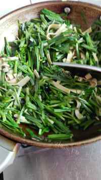 家常菜韭菜炒豆腐丝做法图解7)