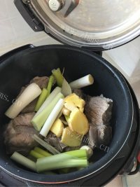色味俱佳的酱牛肉做法图解2)