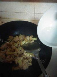 家常菜花菜炒肉丝做法图解12)