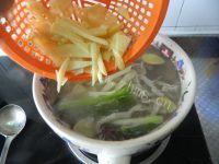 美味春笋排骨煲猪肚做法图解7)