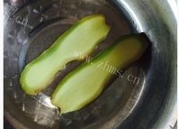 美味的草菇煲鸡汤做法图解3)