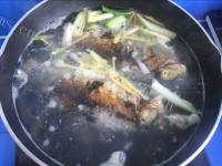 美味佳肴般的鲫鱼白菜豆腐汤做法图解3)