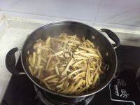 家常菜茶树菇红烧肉做法图解6)