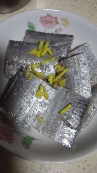 美味的剁椒蒸带鱼做法图解2)