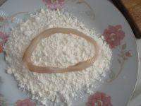 美味的香炸鱿鱼圈做法图解3)