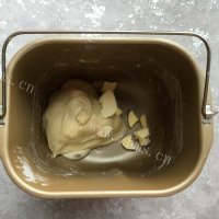 香喷喷的挤挤小猪面包做法图解2)
