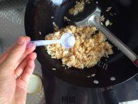 美味的酱油炒饭做法图解6)