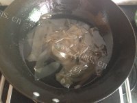 自制肉丸粉片青菜汤做法图解5)