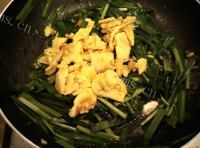 色味俱佳的韭菜炒鸡蛋做法图解7)
