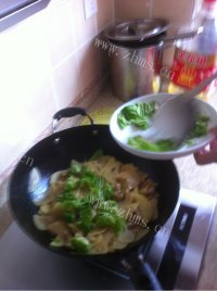 家常菜肉丝青椒土豆片做法图解8)