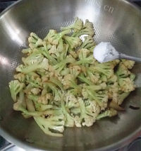 美味的虎皮蛋肉片炒花菜做法图解13)